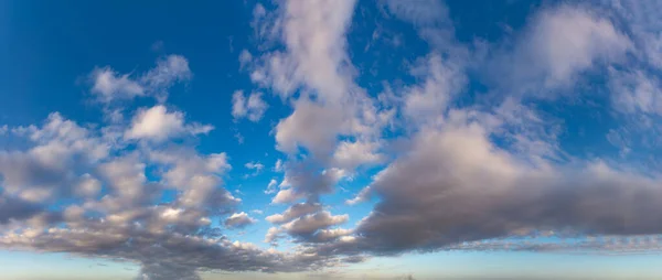 Fantastik Lembut Awan Terhadap Langit Biru Komposisi Alami — Stok Foto