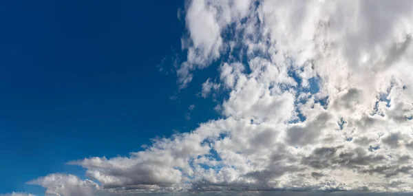 Fantastiche Nuvole Morbide Contro Cielo Blu Composizione Naturale — Foto Stock