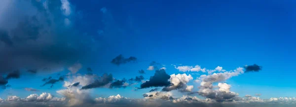 Fantásticas Nubes Oscuras Composición Natural Del Cielo Amplio Panorama —  Fotos de Stock