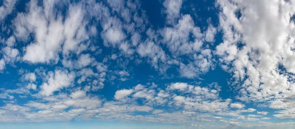 蔚蓝的天空映衬着奇异的软云 自然的构图 — 图库照片