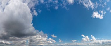 Mavi gökyüzüne karşı fantastik yumuşak bulutlar, doğal bileşim