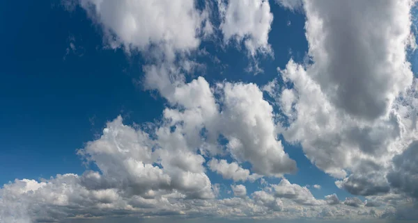 Fantastik Lembut Awan Terhadap Langit Biru Komposisi Alami — Stok Foto