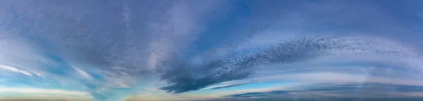 Fantásticas Nuvens Contra Céu Azul Panorama — Fotografia de Stock