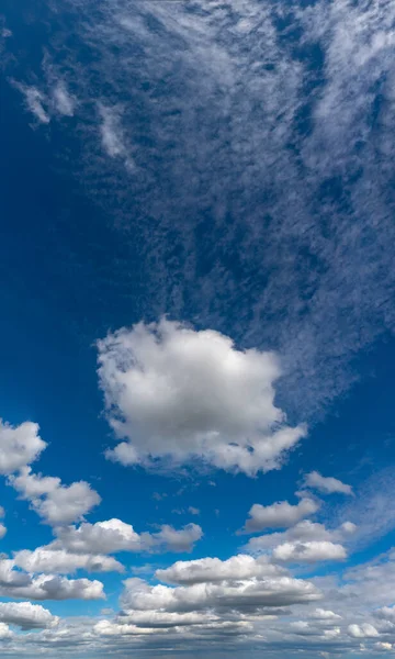 Fantásticas Nubes Suaves Contra Cielo Azul Composición Natural — Foto de Stock