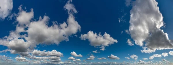 Fantastik Lembut Awan Terhadap Langit Biru Komposisi Alami — Stok Foto