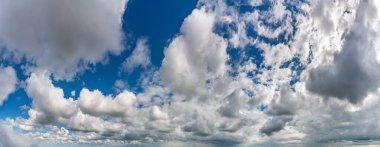 Mavi gökyüzüne karşı fantastik yumuşak bulutlar, doğal bileşim