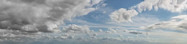 Fantastyczne Miękkie Chmury Tle Błękitnego Nieba Naturalny Skład — Zdjęcie stockowe