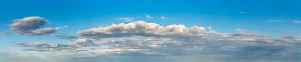 Fantastik Lembut Awan Terhadap Langit Biru Komposisi Alami — Stok Foto