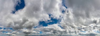 Mavi gökyüzüne karşı fantastik yumuşak bulutlar, doğal bileşim