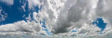 Mavi gökyüzüne karşı fantastik yumuşak bulutlar, doğal bileşim