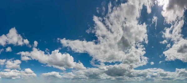 Fantastické Měkké Mraky Proti Modré Obloze Přírodní Složení — Stock fotografie