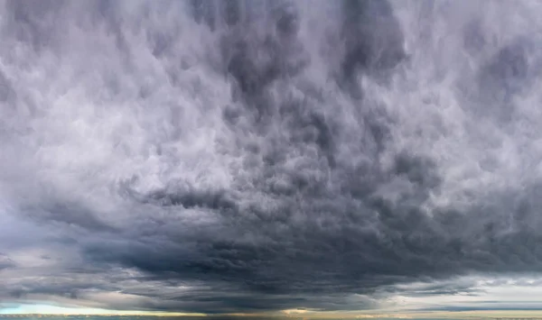 Fantastische Dunkle Gewitterwolken Natürliche Himmelszusammensetzung Weites Panorama — Stockfoto