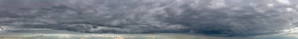 Fantastyczne Ciemne Chmury Naturalna Kompozycja Nieba Szeroka Panorama — Zdjęcie stockowe