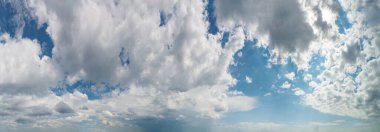 Mavi gökyüzüne karşı fantastik yumuşak bulutlar, doğal bileşim