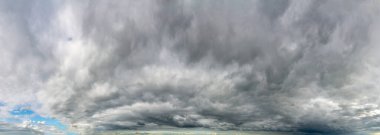 Fantastik kara bulutlar, doğal gökyüzü kompozisyonu, geniş manzara.