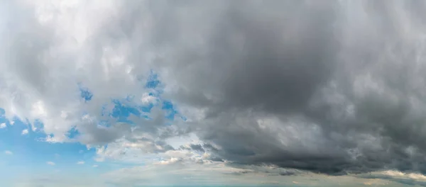 神奇的乌云 自然的天空构图 广阔的全景 — 图库照片