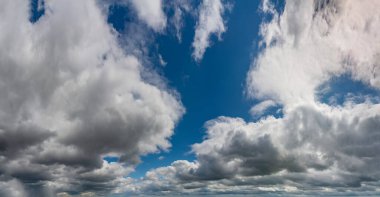 Mavi gökyüzüne karşı fantastik yumuşak bulutlar, doğal bileşim