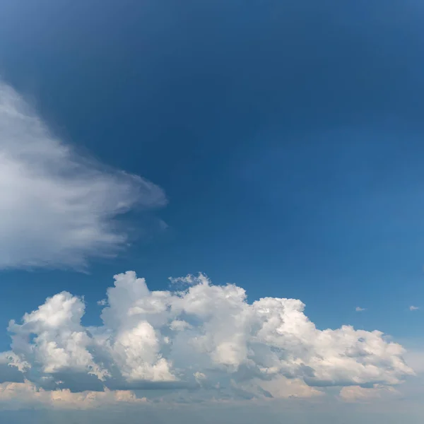 Fantastik Lembut Awan Terhadap Langit Biru Komposisi Alami — Stok Foto