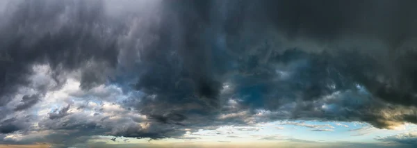 Fantásticas Nuvens Escuras Panorama Céu — Fotografia de Stock