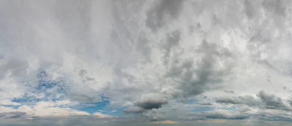 Fantastische Wolken Tegen Blauwe Lucht Panorama — Stockfoto