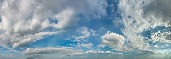 Fantastische Wolken Tegen Blauwe Lucht Panorama — Stockfoto