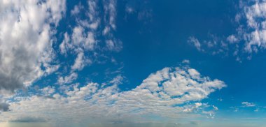 Mavi gökyüzüne karşı fantastik yumuşak bulutlar, doğal bileşim