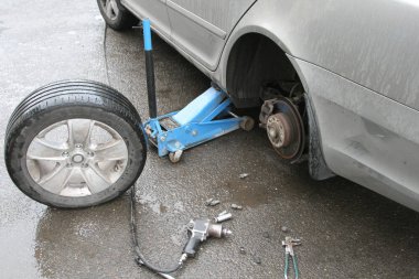 lastik değiştirmek için bir Araba sürme