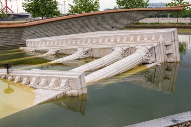 Budapeşte, Macaristan - 17 Mayıs 2018: Budapeşte, Macaristan, Ulusal Tiyatrosu'nda Yunan sahte antik kalıntıları. Tiyatro park önünde bulunabilir