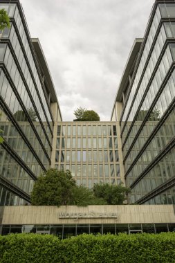 Budapeşte, Macaristan - 17 Mayıs 2018: Morgan Stanley işareti cephe bir ofis binası. Morgan Stanley bankacılık ve yatırım yönetimi hizmetleri sağlayan bir Amerikan şirketidir