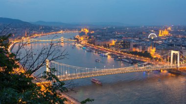 Budapeşte şehir mavi saatte ışıklı Chain Bridge ve Tuna Nehri, pitoresk akşam cityscape köprüde Erzsebet ile.