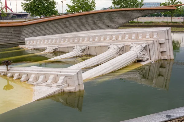 Budapeşte, Macaristan - 17 Mayıs 2018: Budapeşte, Macaristan, Ulusal Tiyatrosu'nda Yunan sahte antik kalıntıları. Tiyatro park önünde bulunabilir