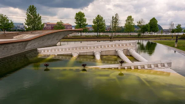 Budapeşte, Macaristan - 17 Mayıs 2018: Budapeşte, Macaristan, Ulusal Tiyatrosu'nda Yunan sahte antik kalıntıları. Tiyatro park önünde bulunabilir.
