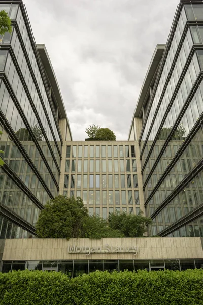 Budapeşte, Macaristan - 17 Mayıs 2018: Morgan Stanley işareti cephe bir ofis binası. Morgan Stanley bankacılık ve yatırım yönetimi hizmetleri sağlayan bir Amerikan şirketidir