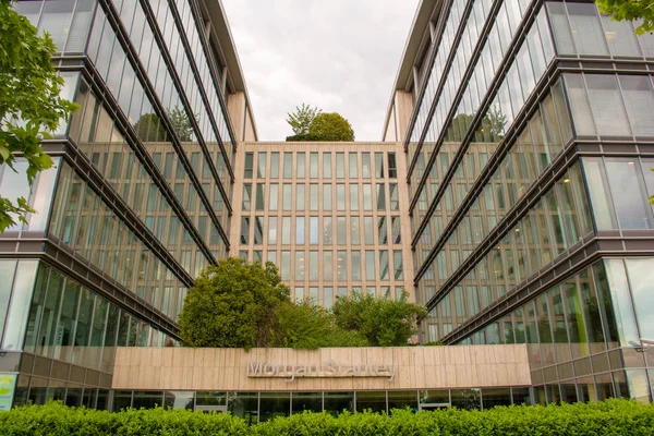 Budapeşte, Macaristan - 17 Mayıs 2018: Morgan Stanley işareti cephe bir ofis binası. Morgan Stanley bankacılık ve yatırım yönetimi hizmetleri sağlayan bir Amerikan şirketidir.