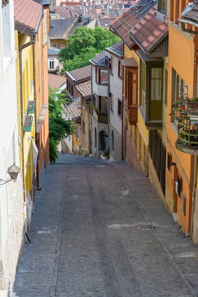 Eski Ortaçağ dar taş Buda Budapeşte ilçe sokağa yaz aylarında güneşli bir günde açtı. Gül Baba Sokağı'nda vurdu.