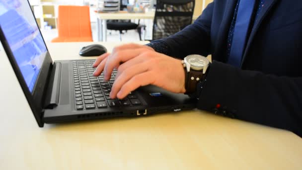 Agitarsi di mano uomini d'affari utilizzando la tastiera. Le mani toccano digitando su una tastiera di computer portatile. Flusso di lavoro . — Video Stock