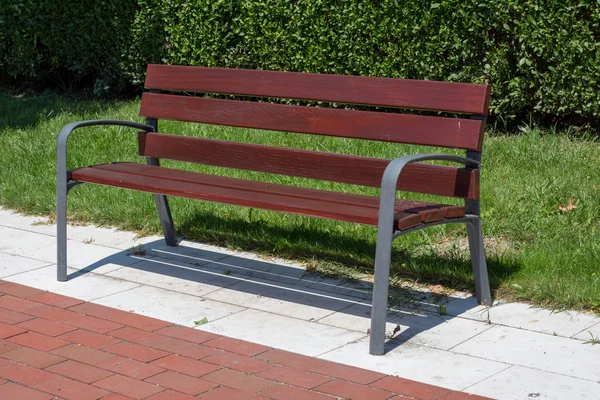 Şehir parkındaki ahşap bank..