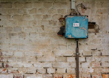 Eski kötü paslı yıpranmış duvar kutusu geçiş