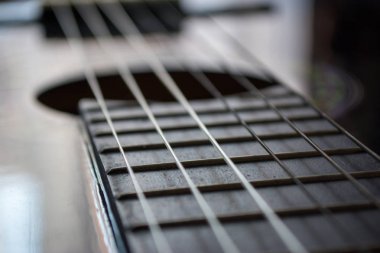 Ayrıntı sığ Dof ve bulanıklık ile klasik akustik gitar.