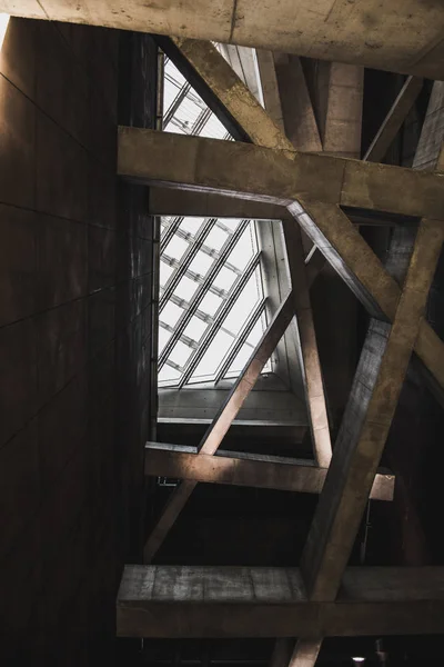 Modern mimari ayrıntılar yapısı beton duvar. Budapeşte M4 metro hattı.
