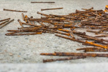 Beton yüzeyinde paslı çivi. Seçici odak.