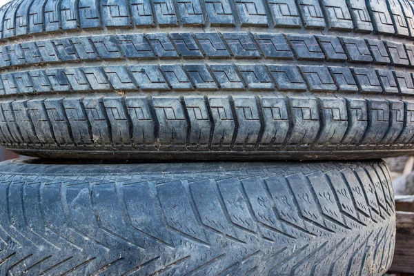 Régi és piszkos használt autó gumik textúra. Close Up halom régi gumik. — Stock Fotó