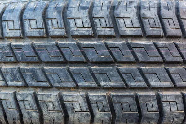 Textura de pneus de carro usado velho e sujo. Fechar pilhas de pneus antigos . — Fotografia de Stock