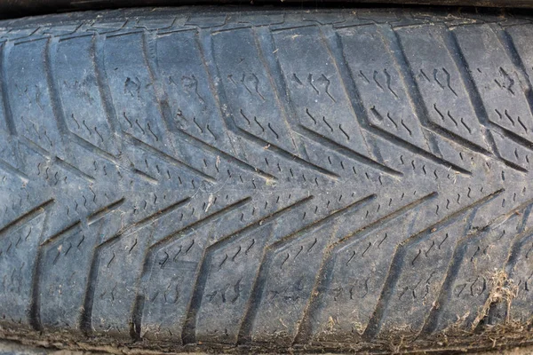 Textura de pneus de carro usado velho e sujo. Fechar pilhas de pneus antigos . — Fotografia de Stock