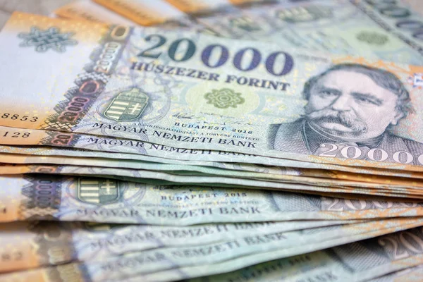 Notas húngaras diferentes, 20 mil HUF. Pilha de 20000 forints . — Fotografia de Stock