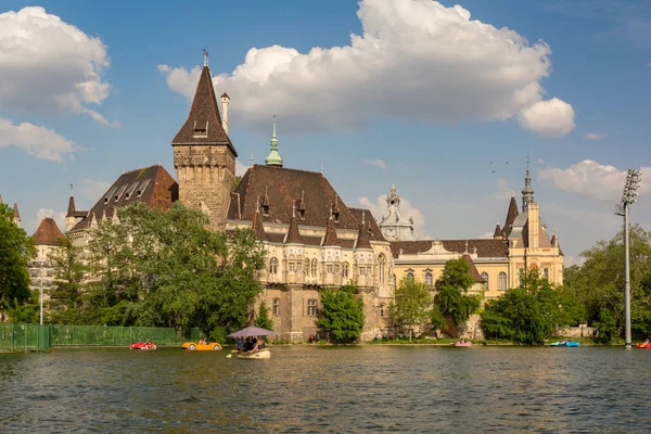 BUDAPEST, HUNGRIA - 7 de agosto de 2018: Lake Near Vajdahunyad Castle. Budapeste Castelo de Vajdahunyad - um dos vários edifícios históricos de Budapeste, Hungria . — Fotografia de Stock