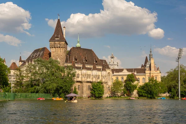 Budapest, Ungern - 7 augusti 2018: Sjön nära Vajdahunyad Castle. Budapest Vajdahunyad Castle - en av flera landmärke byggnader från Budapest, Ungern. — Stockfoto