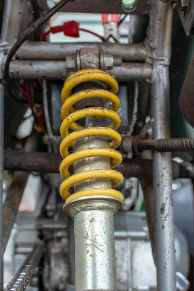 Mola de bobina usada e amortecedor em um Quad. Conceito de manutenção . — Fotografia de Stock
