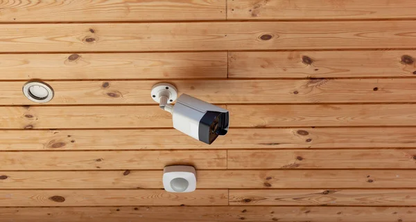 Moderna telecamera a circuito chiuso esterna su un soffitto. Concetto di sorveglianza e monitoraggio. Telecamera di sorveglianza Anti-furto System Concept . — Foto Stock