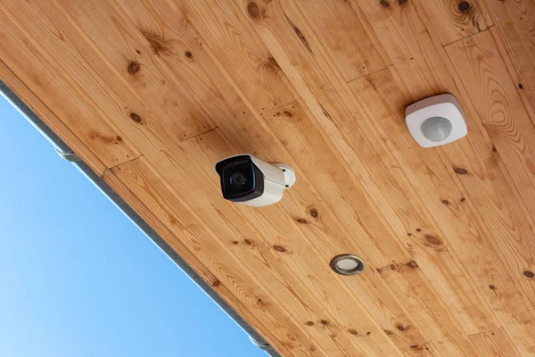 Modern Outdoor CCTV Camera on a Ceiling. Concept of Surveillance and Monitoring. Surveillance camera Anti-theft System Concept. — Stock Photo, Image